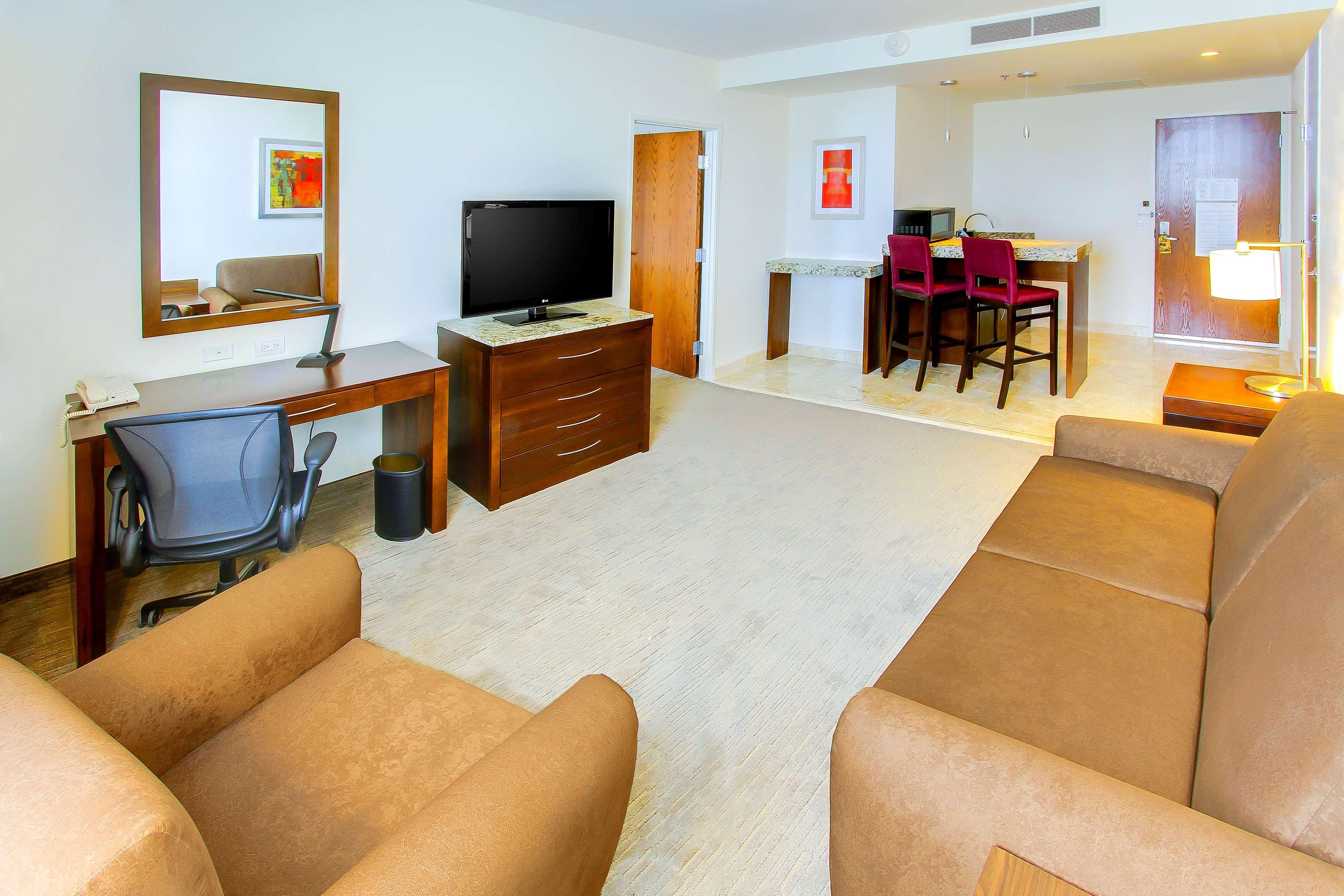 Hilton Garden Inn Керетаро Экстерьер фото