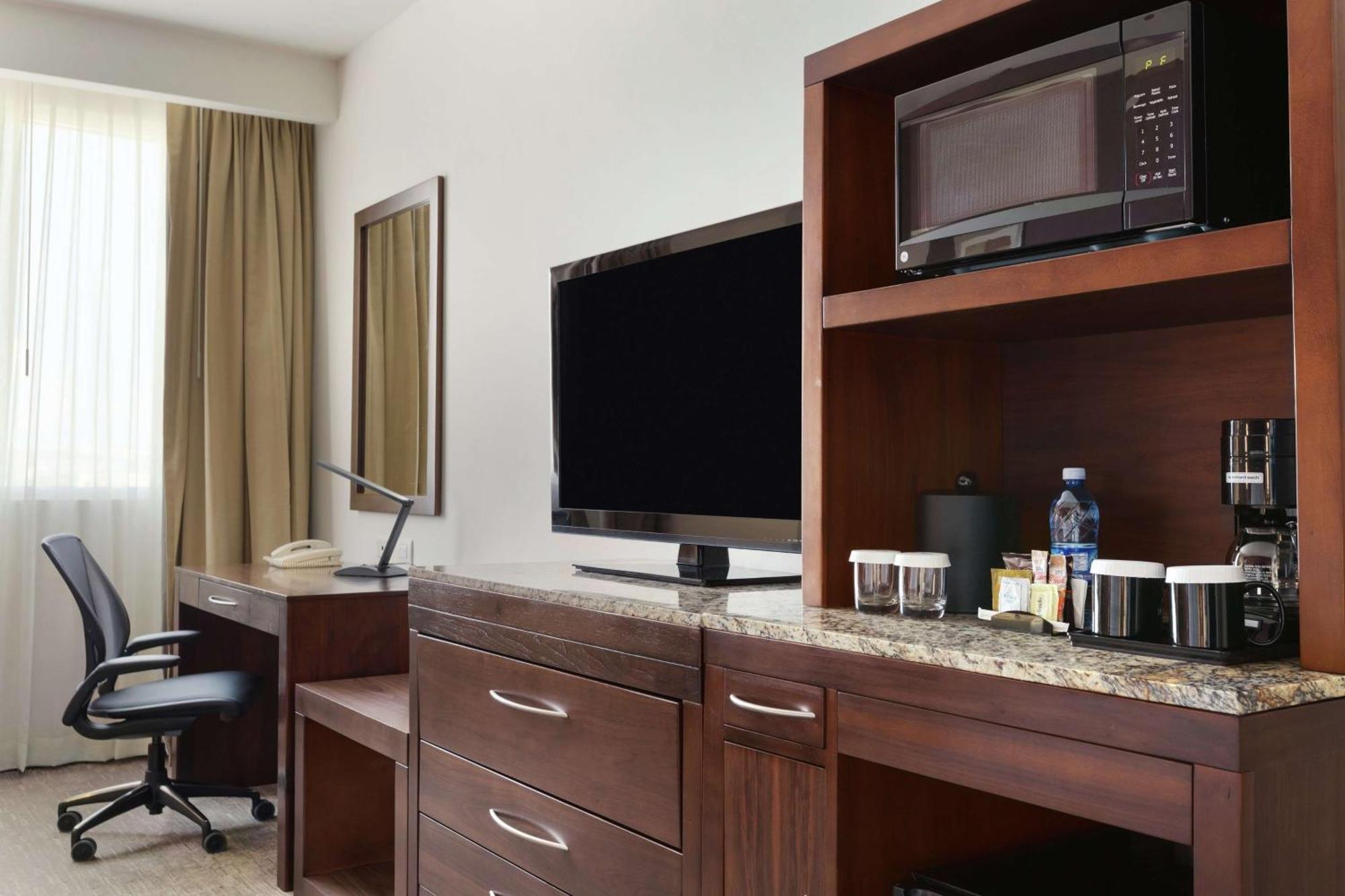 Hilton Garden Inn Керетаро Экстерьер фото