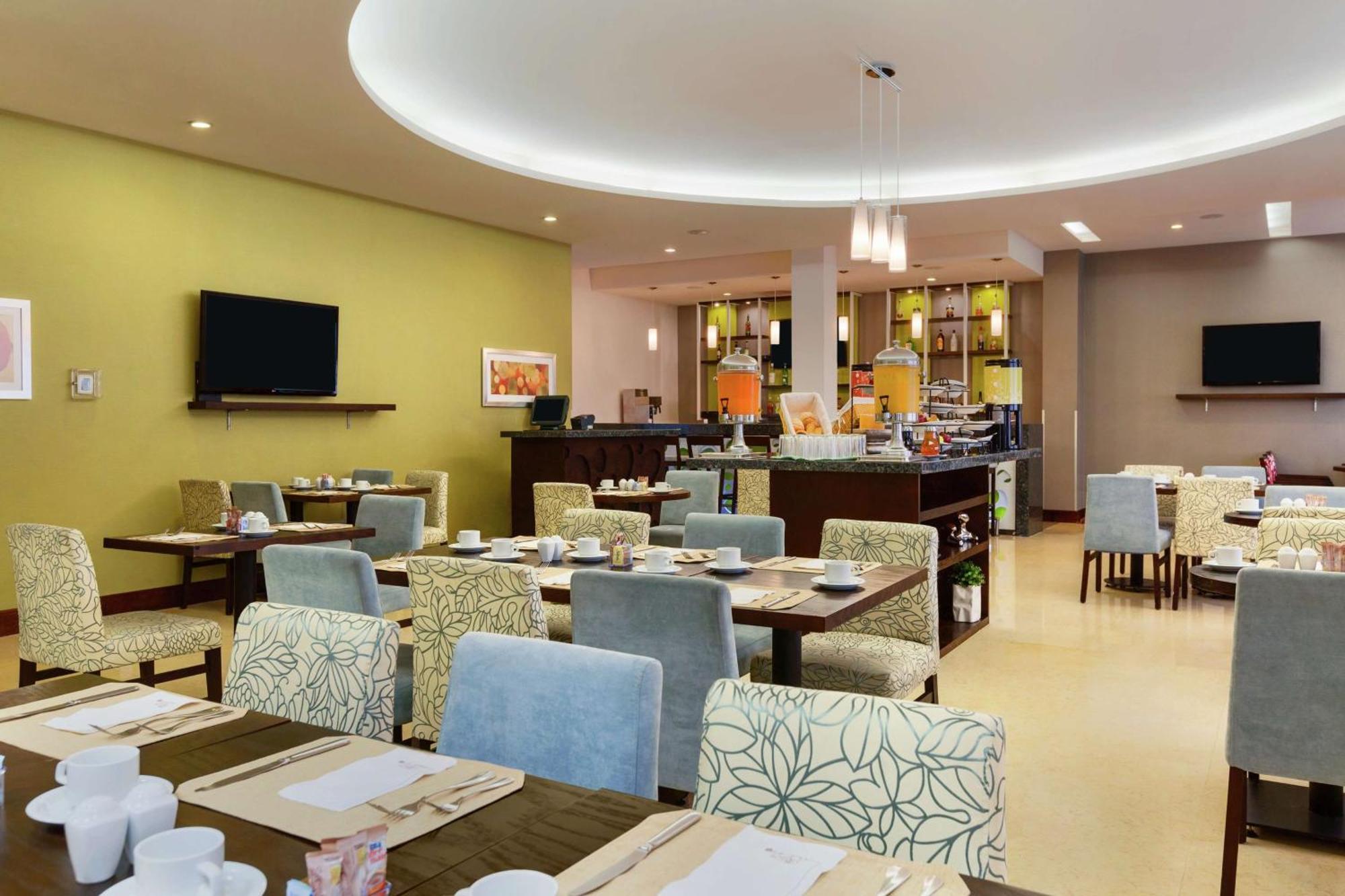 Hilton Garden Inn Керетаро Экстерьер фото